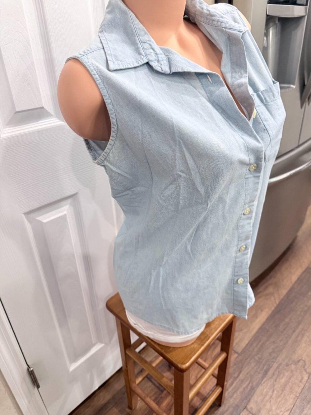 Columbia Sportswear S Light Blue Chambray Sleeveless Button Down Shirt - Picture 2 of 13